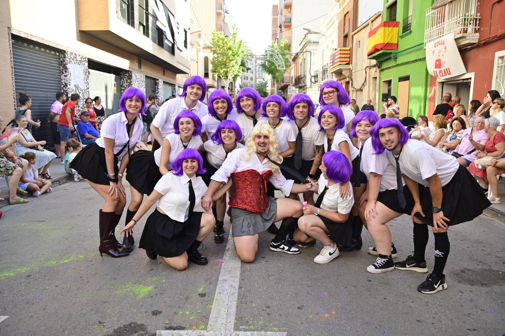 Multitudinario y divertido desfile por la entrada del toro