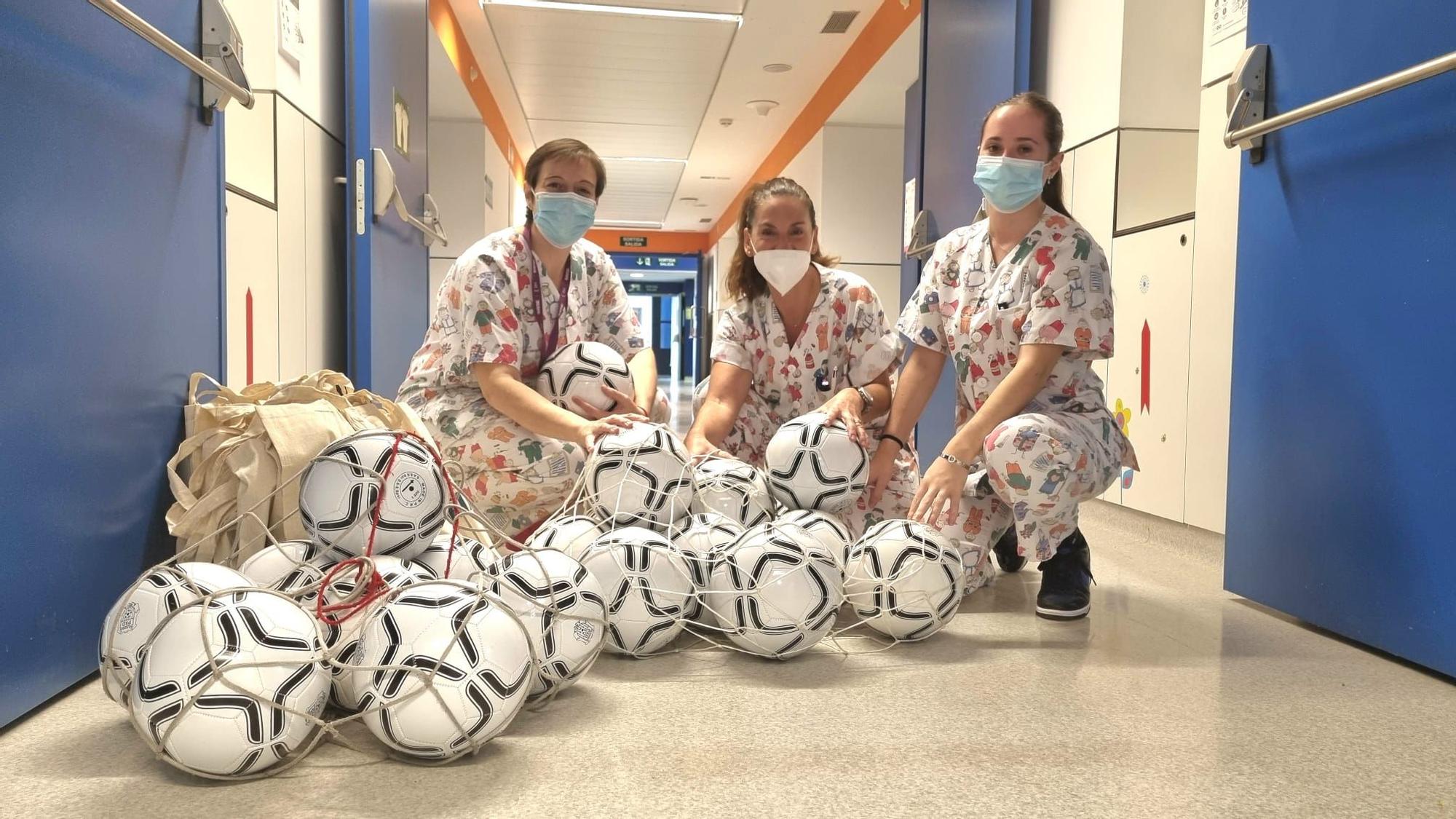 La Penya Deportiva entrega balones a los niños y niñas hospitalizados en Can Misses.