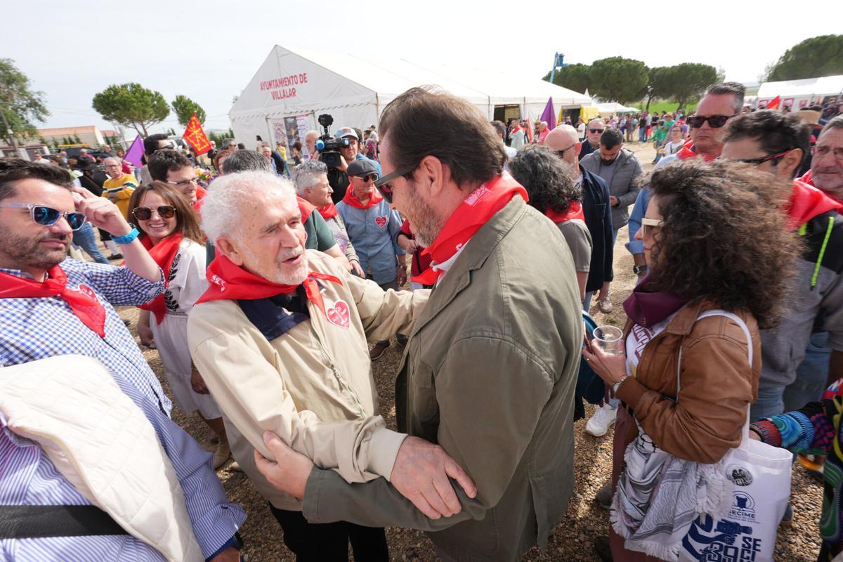 El ministro de Transportes, Óscar Puente, saluda al primer presidente de la Junta de Castilla y León, el socialista Demetrio Madrid, este jueves en Villalar (Valladolid).