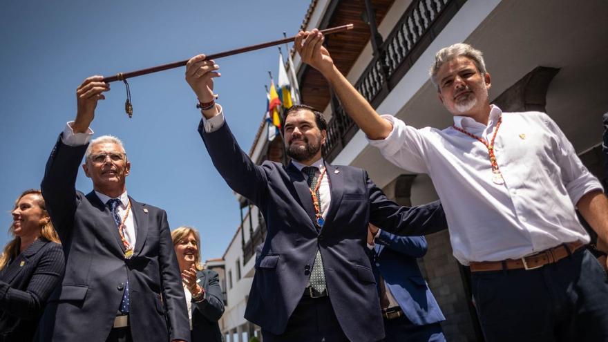 En el centro, el popular Leopoldo Afonso, flanqueado por los líderes de CC y ACP en la ciudad norteña de Tenerife. | | ANDRÉS GUTIÉRREZ