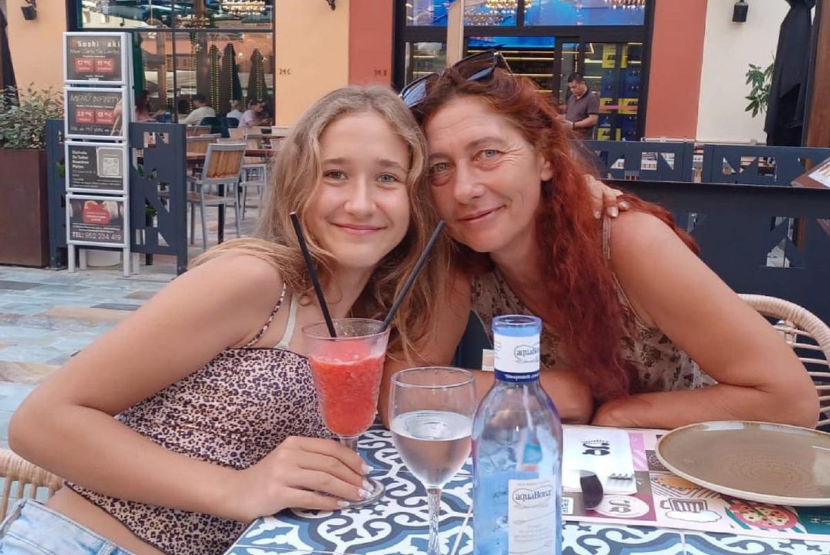 Leonor con su madre, Milena, en una fotografía reciente.