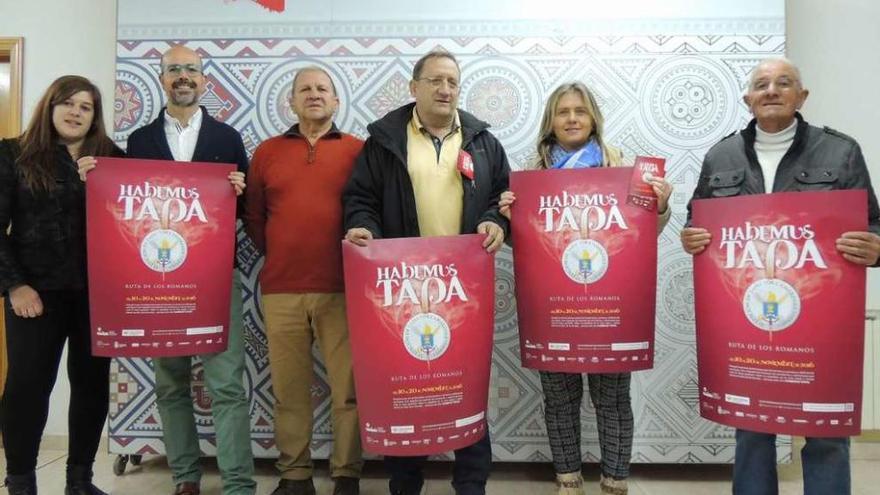 Organizadores de la VI Feria de la Tapa de Camarzana y comarca presentan el evento.