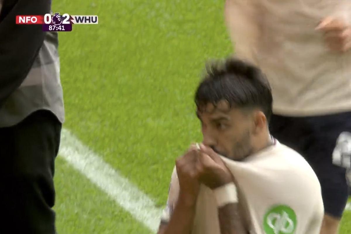 Paquetá se besa el escudo del West Ham