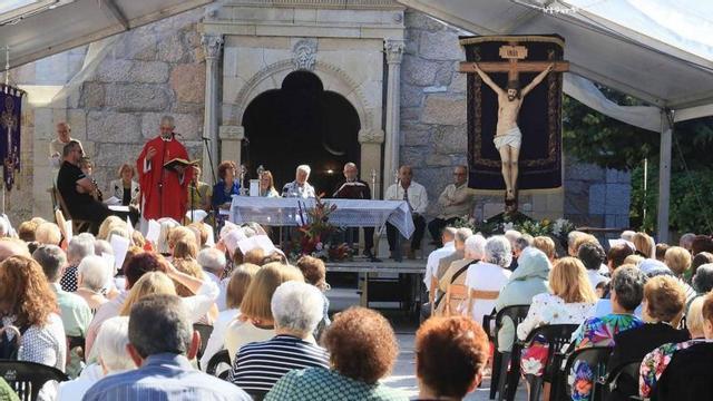 Misa de campaña en el Parque del Cristo de Porriño, ayer, festivo local en la villa. | // D.P.