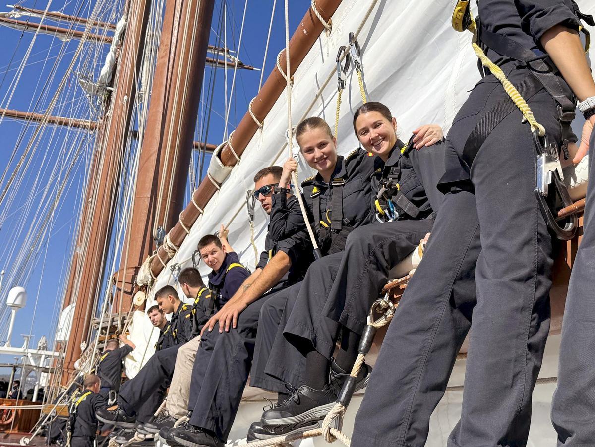 Nuevas imágenes de la princesa a bordo del buque Elcano, que llega a mitad de la travesía