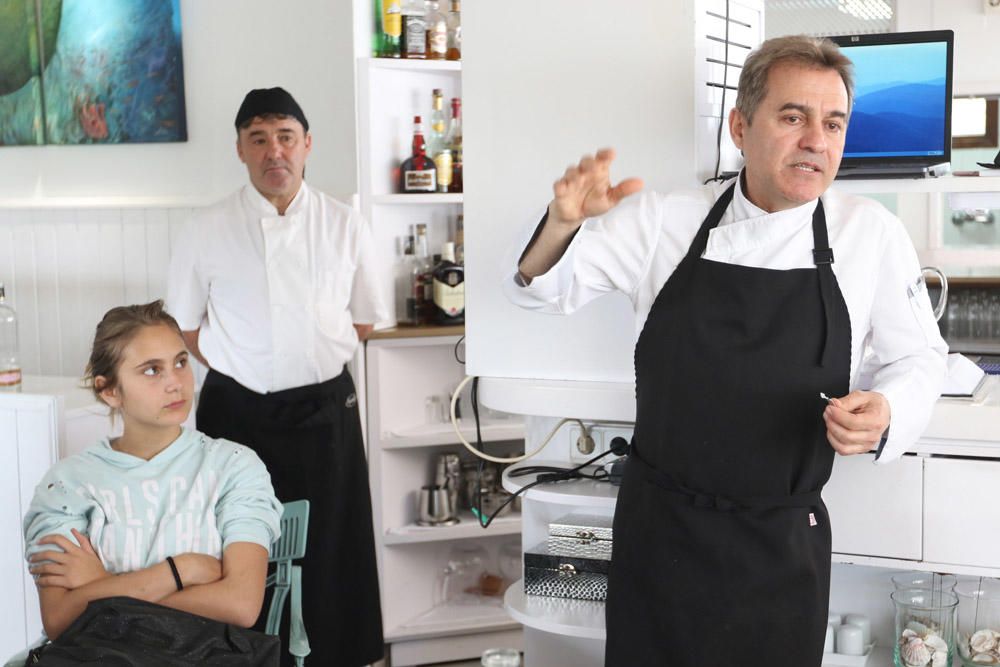 Quince estudiantes de Sa Blanca Dona aprenden a preparar el plato típico ibicenco.