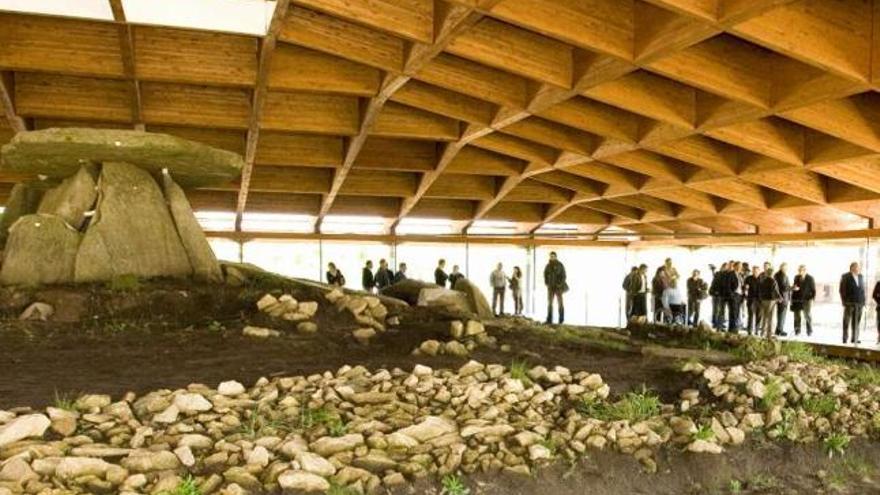 Interior del Dolmen de Dombate (Cabana), rehabilitado por la Diputación. / m. c. suárez