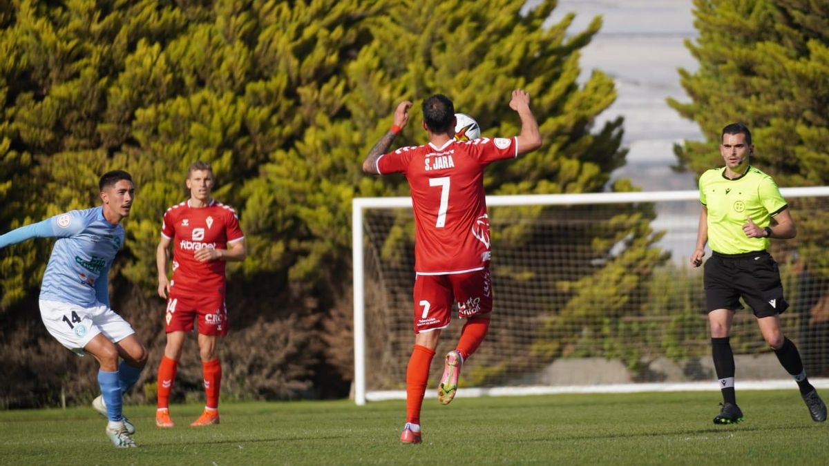 Santi Jara controla un balón con el pecho