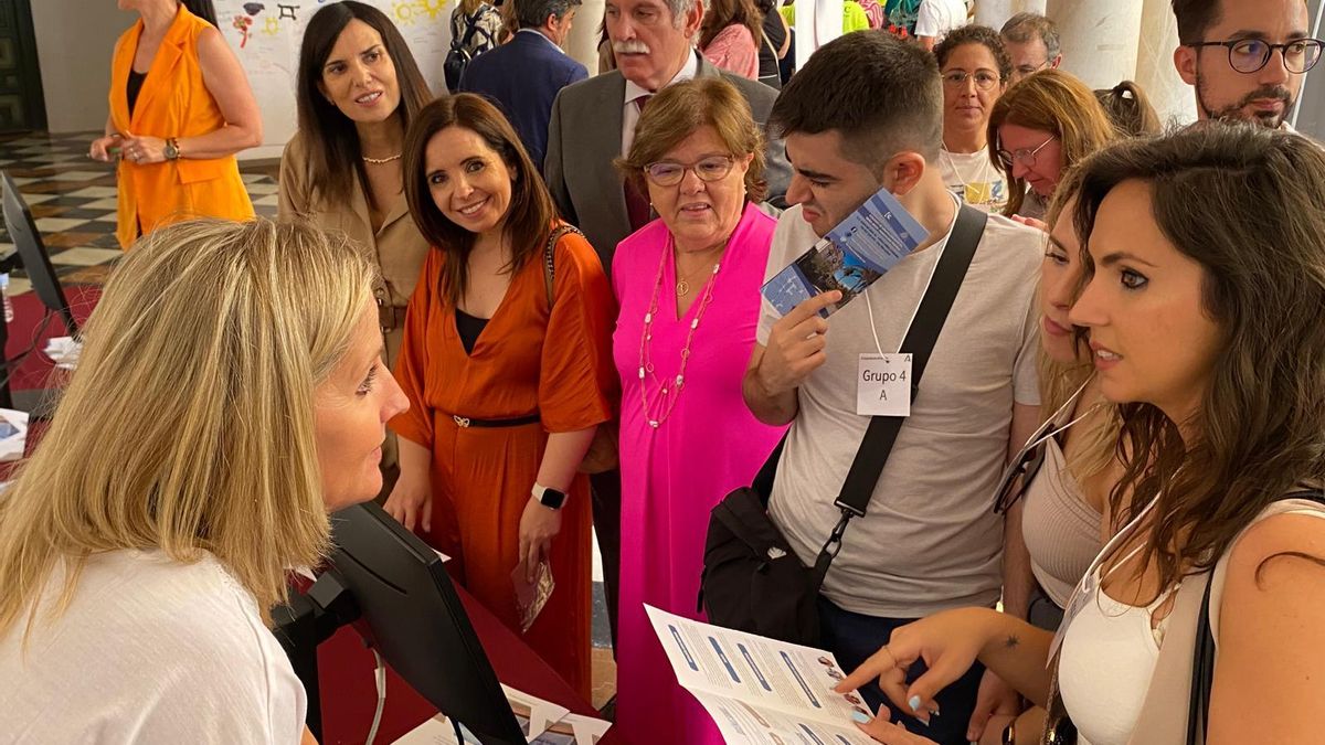 Autoridades en la inauguración de las jornadas sobre orientación a personas con discapacidad y familias en la Diputación.