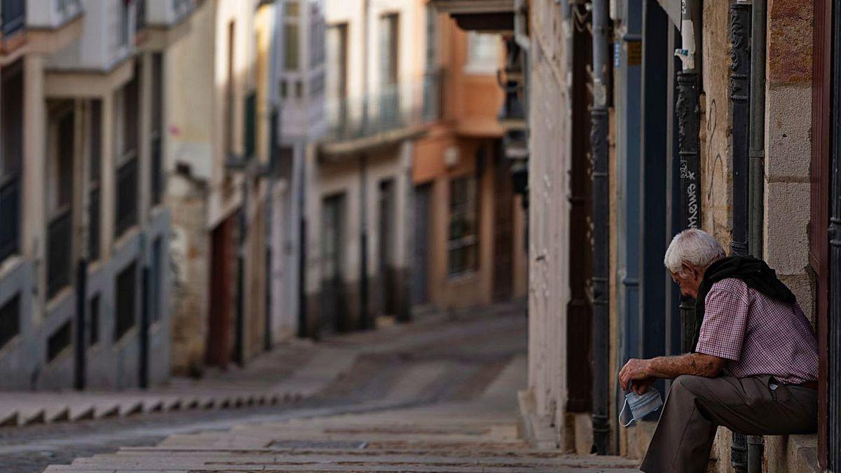 Un señor mayor, en una calle de Zamora capital.