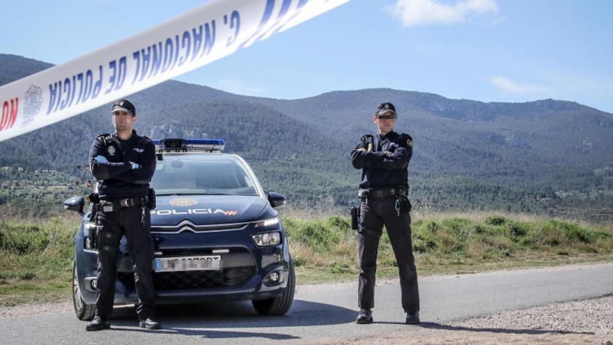 Control policial al inicio de la vía verde en Batoy