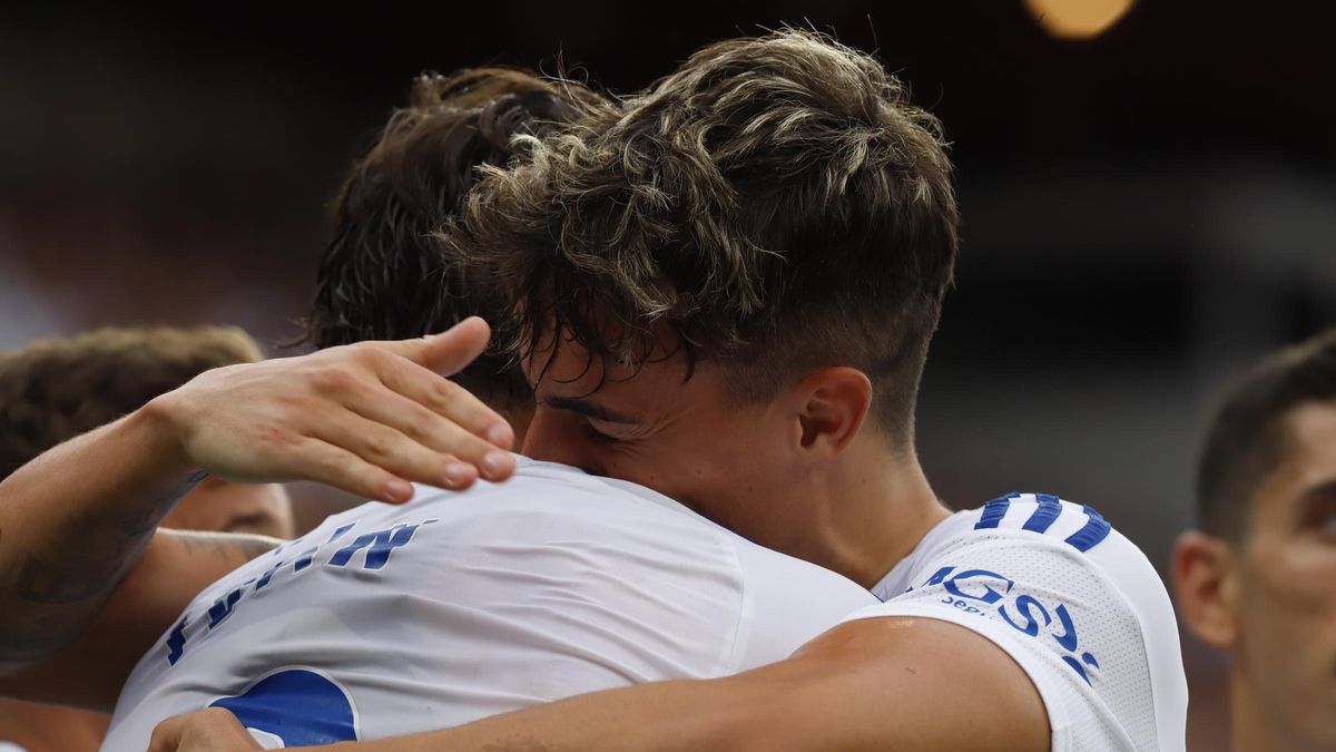 Francés se abraza con Azón para celebrar uno de los dos goles del Real Zaragoza.