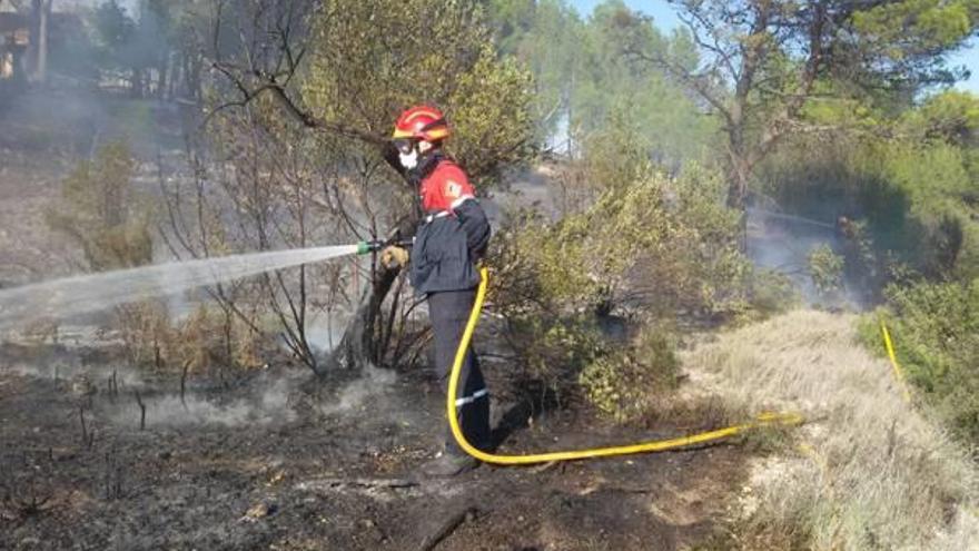 Un incendio arrasa 400 metros de monte en la falda de Mariola