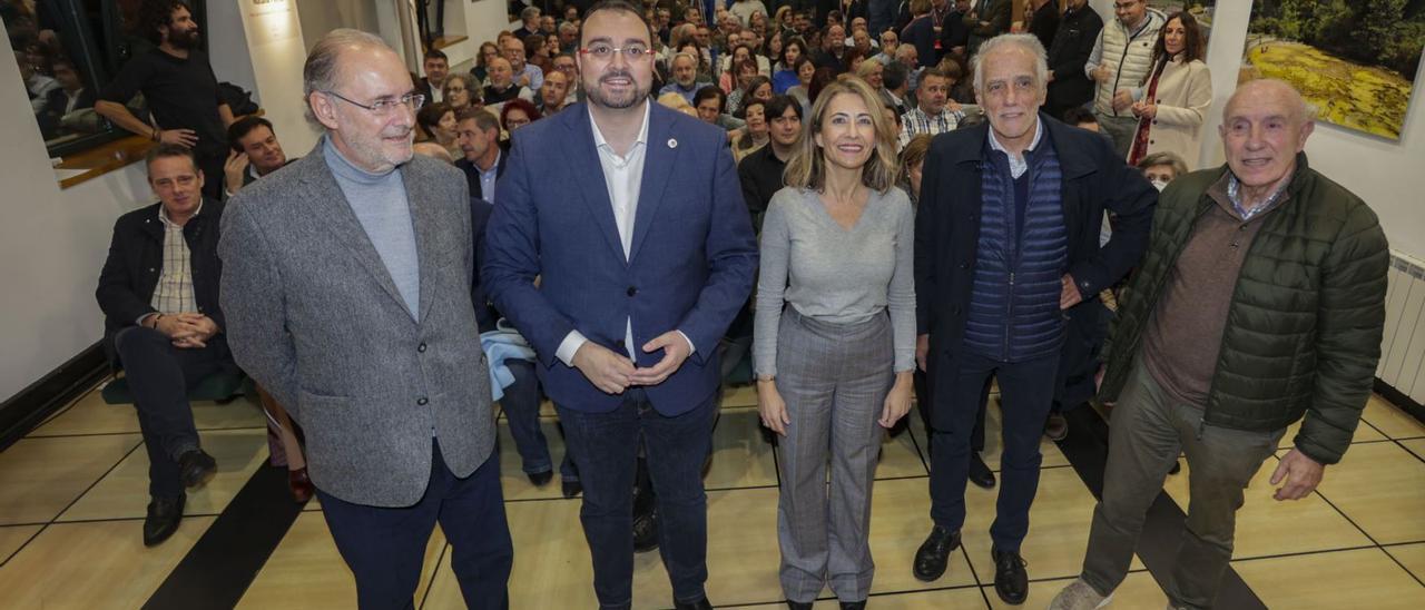 Por la izquierda, Álvaro Cuesta, Adrián Barbón, Raquel Sánchez, Pedro de Silva y Francisco González Zapico, en un salón de actos del CIDAN de Pola de Laviana lleno para recordar la victoria del PSOE en 1982. | Irma Collín