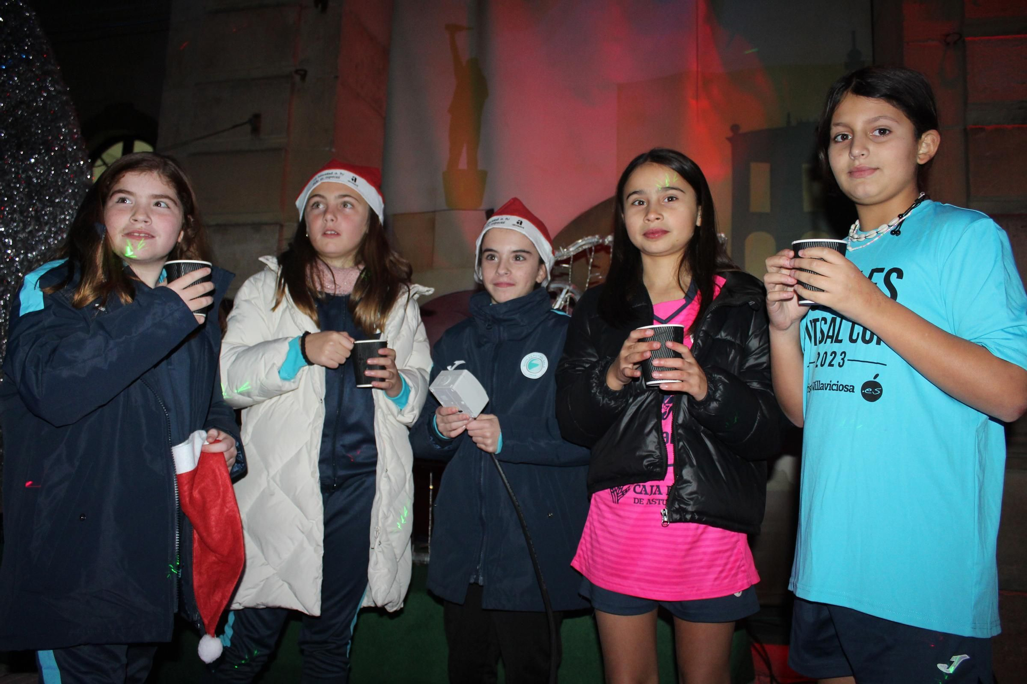 Villaviciosa 'descorcha' la Navidad con un brindis multitudinario