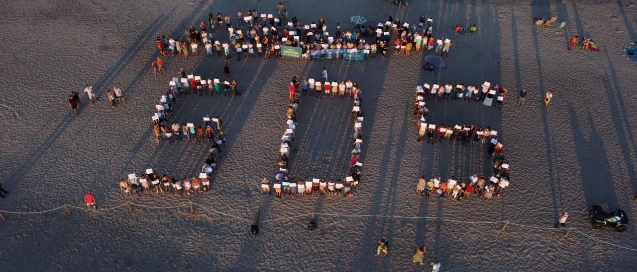 SOS en la playa de Canet contra los derribos en la costa