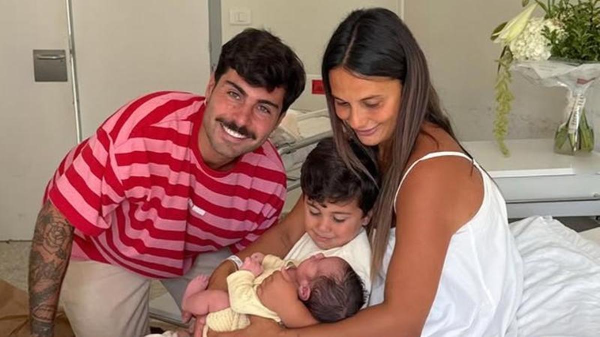 Foto de familia con la recién nacida en el hospital.