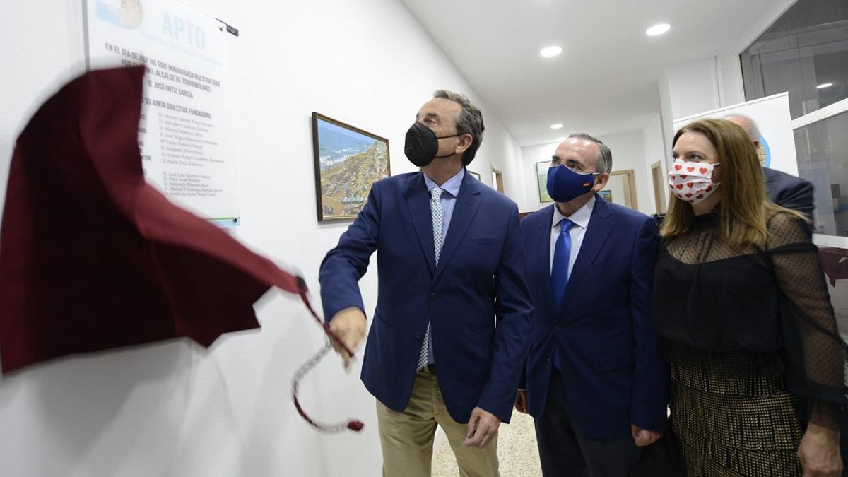 El alcalde, José Ortiz, descubre la placa conmemorativa de la inauguración de la nueva sede de APTO.