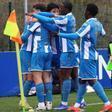 Los jugadores del Fabril celebran un gol contra el Rayo Cantabria en Abegondo esta temporada.