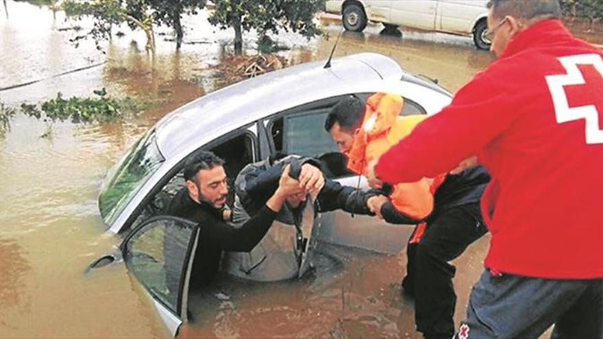 Rescatan en NULES a un conductor atrapado