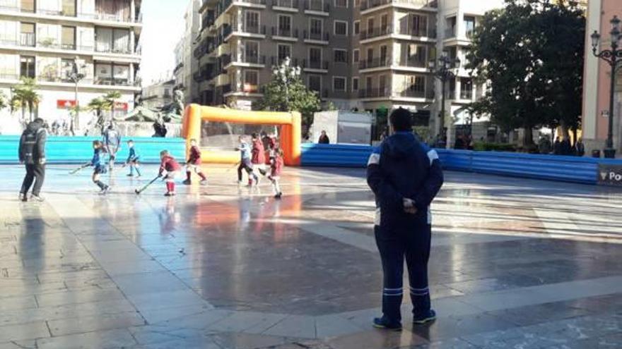 La plaza de la Virgen acogió varios partidos de hockey a lo largo de la mañana de ayer.