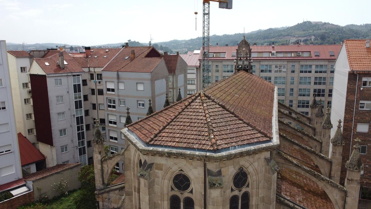 Otra imagen de dron que muestra el estado del tejado de la iglesia.