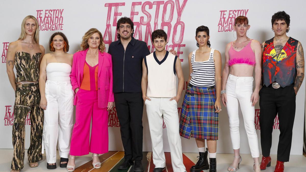 Alejandro Martín (cuarto por la izquierda) y La Dani (primero por la derecha), en la presentación de 'Te estoy amando locamente'