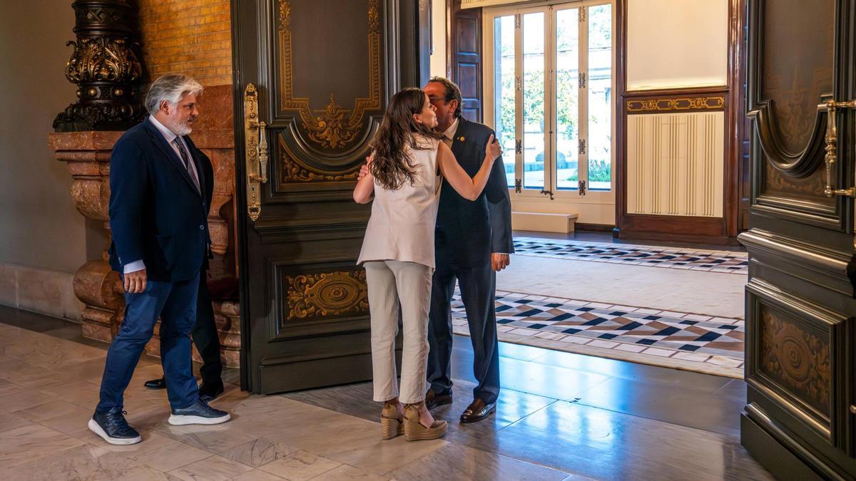 Albert Batet y Monica Sales, de Junts, llegan al Parlament para entrevistarse con el presidente, Josep Rull, con motivo de la ronda de consultas para la investidura del President