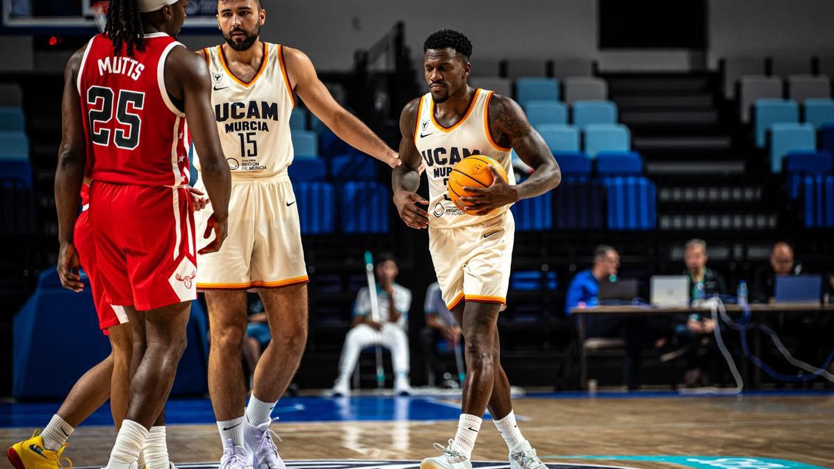 Emanuel Cate y Dylan Ennis, en el partido UCAM Murcia-Elan Chalon