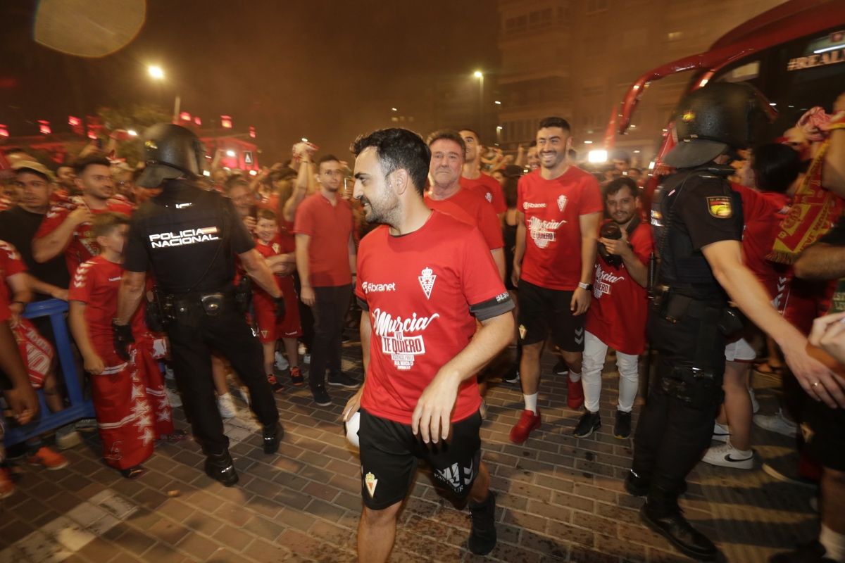 La Circular se llena para celebrar el ascenso del Real Murcia