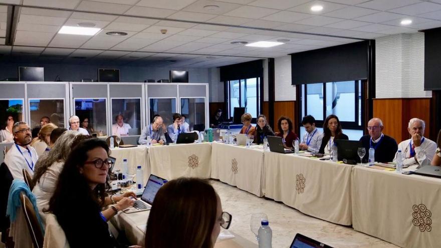 Los técnicos, científicos y autoridades presentes en el balneario de Laias. | FdV