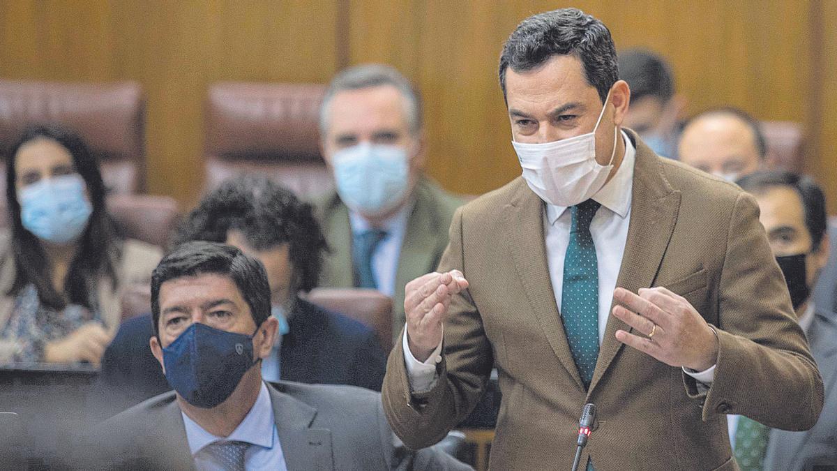 Juanma Moreno interviene durante la sesión de control en el Pleno del Parlamento andaluz.