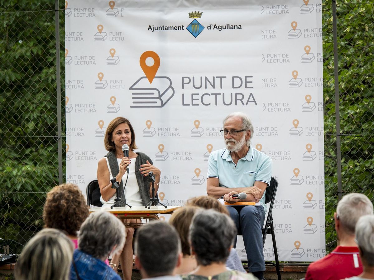 Marta Orriols i Enric Tubert, coordinador del cicle, en un moment de la presentació del llibre.