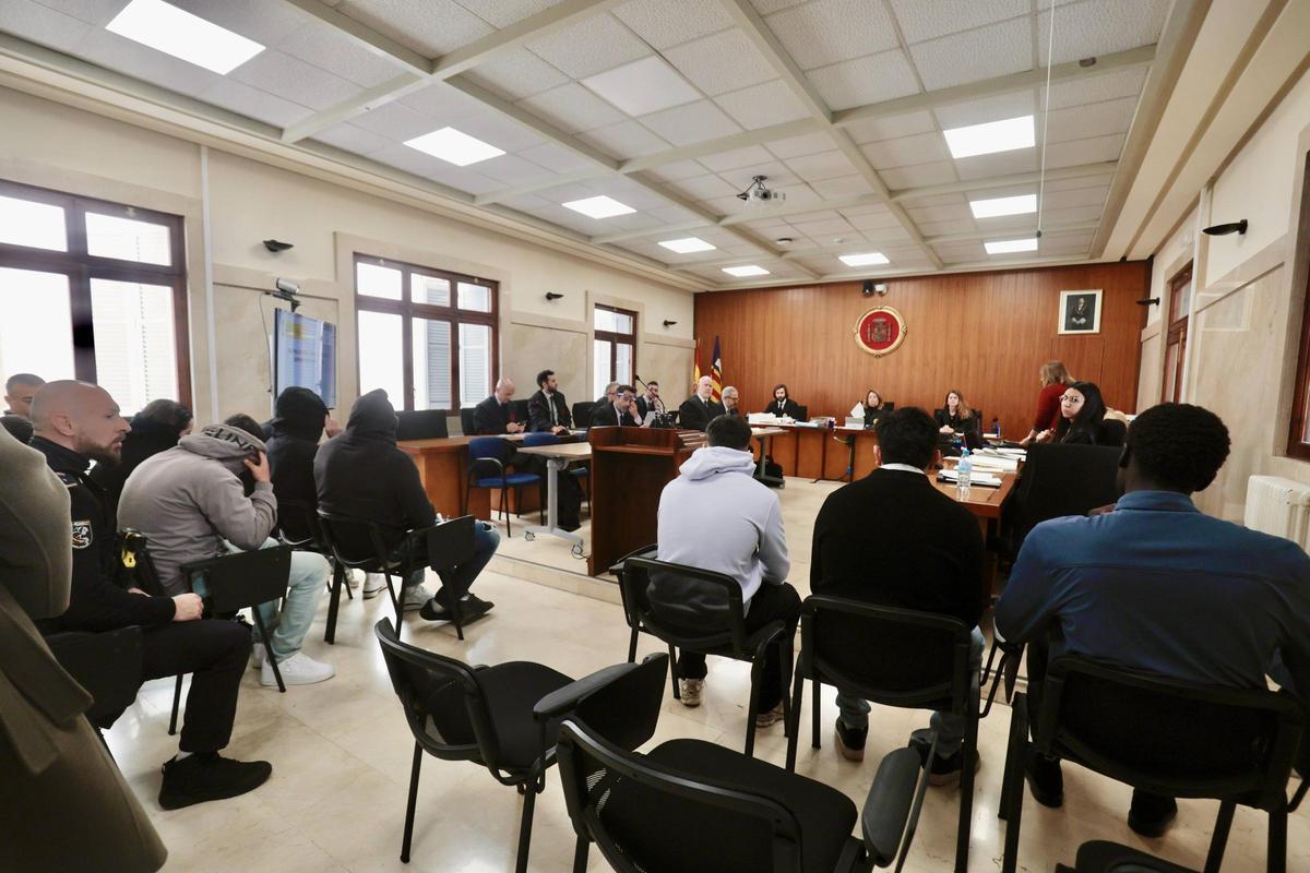 Los ocho condenados de la 'Manada francesa' durante el juicio celebrado este lunes en la Audiencia de Palma.