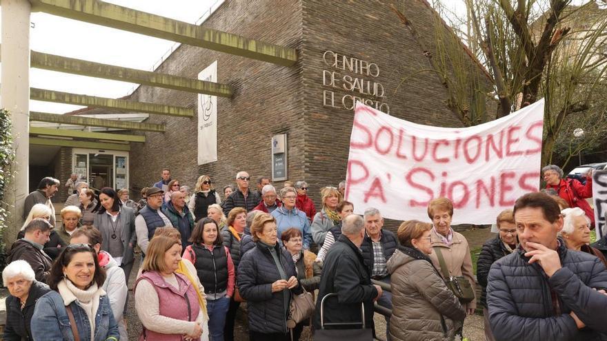 Los vecinos de un barrio de Oviedo reclaman más médicos y espacio en el centro de salud ante el aumento de pacientes