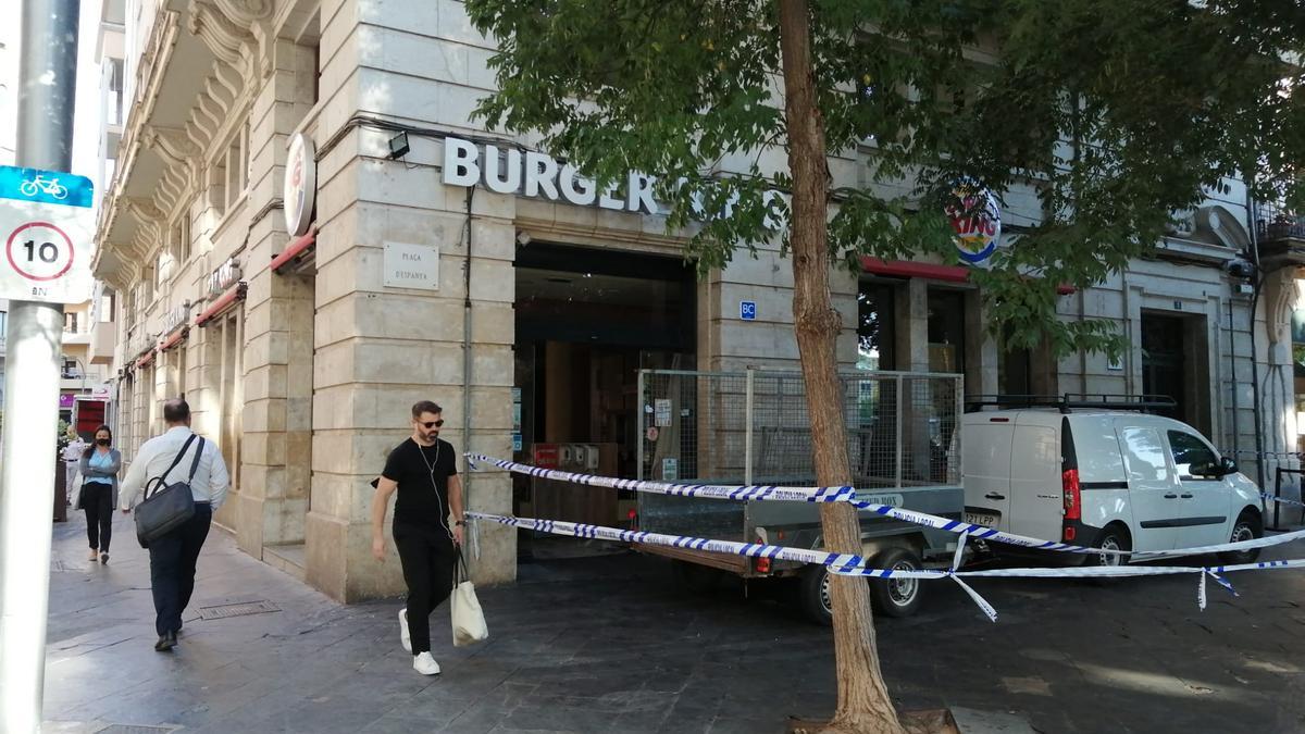 El incendio del Burger King de la Plaza de España de Palma se originó en un despacho y obligó a desalojar a los vecinos de la finca