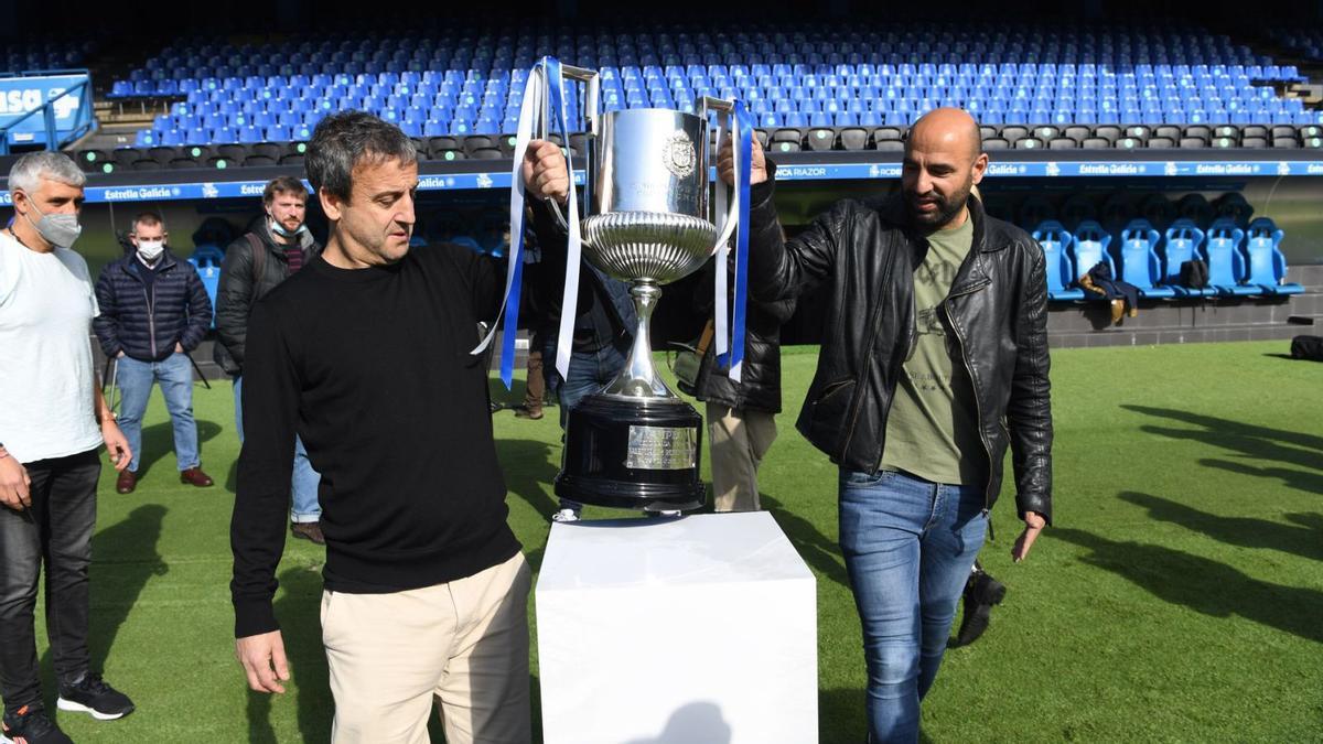 Fran y Manuel Pablo, ayer en Riazor con la Copa del Rey. |  // CARLOS PARDELLAS