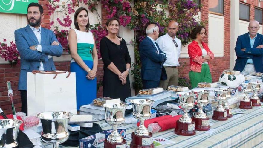 Por la izquierda, Miguel Ángel Acuña, Laura López, Carmen Moriyón, Francisco García, Jesús Martínez Salvador, Lupe Fernández y Daniel Hernández, junto con los trofeos de los vencedores.