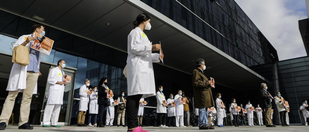 Los sanitarios manifestándose, el pasado mes de octubre, a la puerta del HUCA