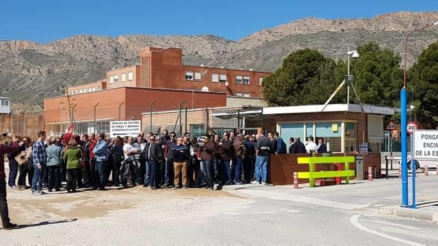 Un momento de la concentración realizada ayer en la entrada a la prisión.