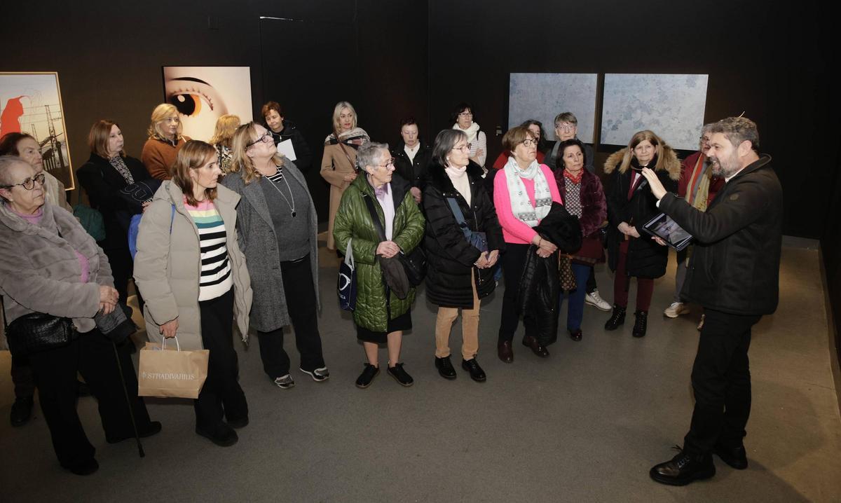 Reconocimiento a las artistas que no salen en los manuales: el comisario de la exposición "13 creadoras" presenta un libro con la Alcaldesa sobre el arte femenino español del siglo XX (en imágenes)