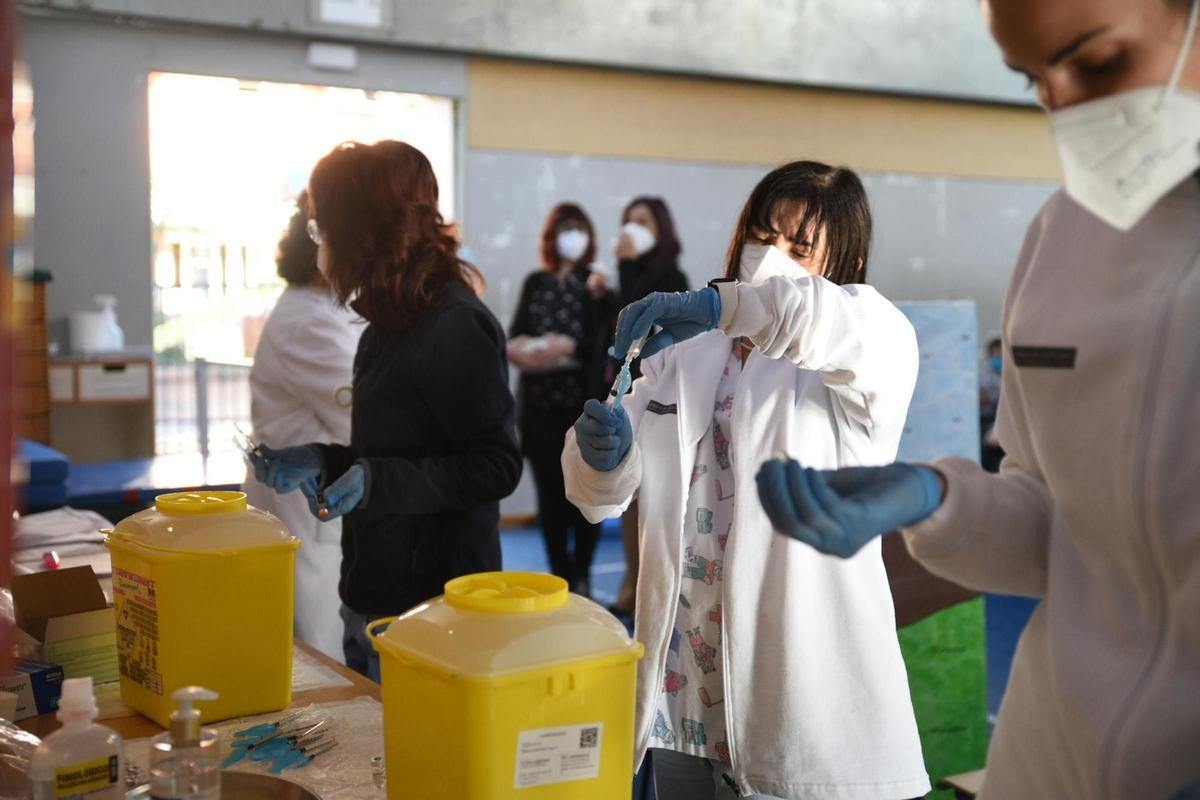 Una enfermera prepara una vacuna contra la covid.