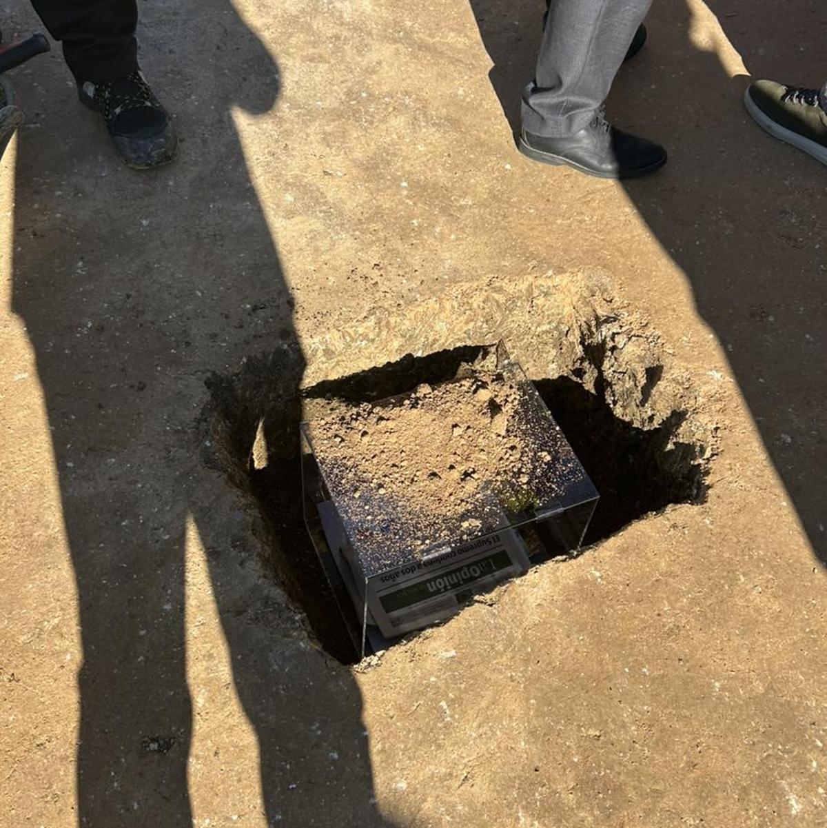 Colocación de la primera piedra con un ejemplar de La Opinión