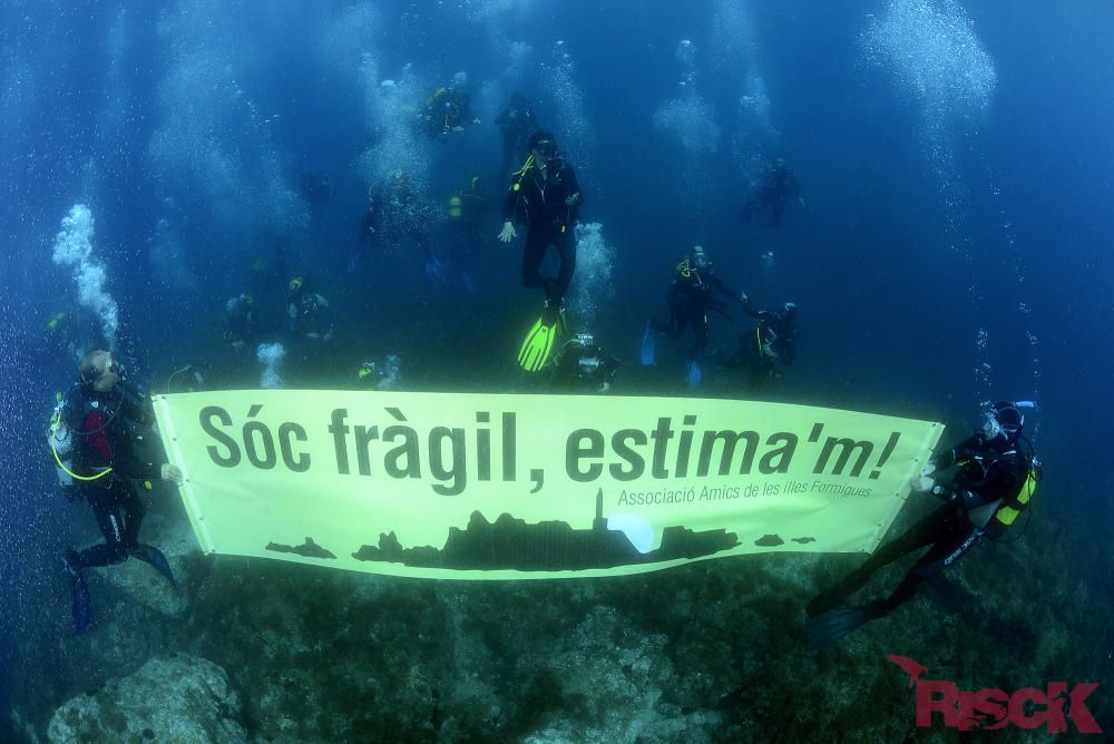 Protesta a les Illes Formigues per la concessió de llicències per pescar corall vermell