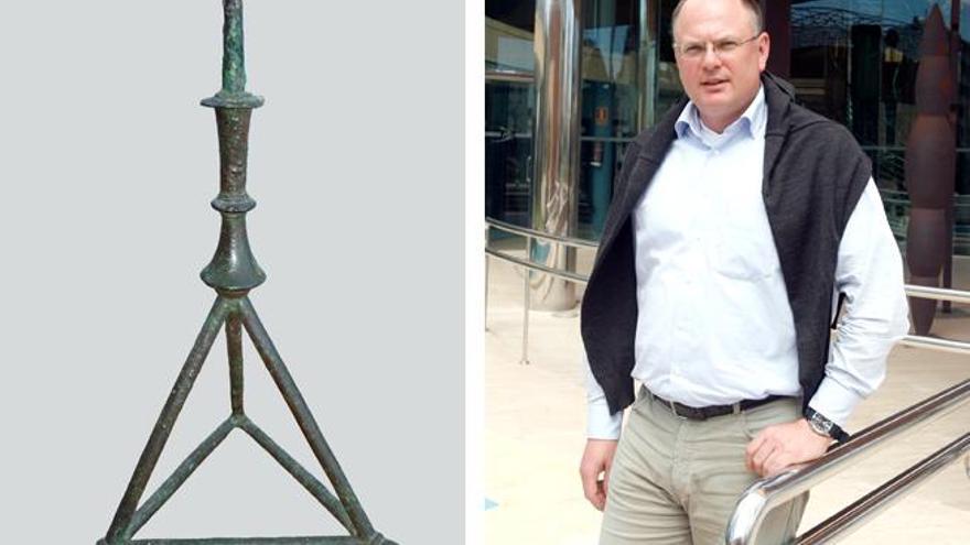 El candelabro de bronce y Marcus Hermanns.