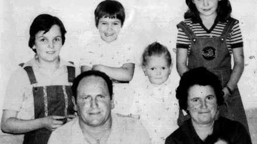 Foto familiar antigua de Torres y su mujer con sus hijas.