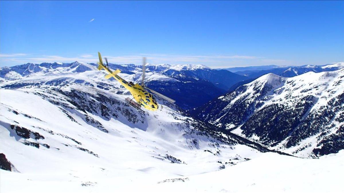 El helicóptero sube hasta las cimas de las montañas para después bajar esquiando por zonas fuera pista