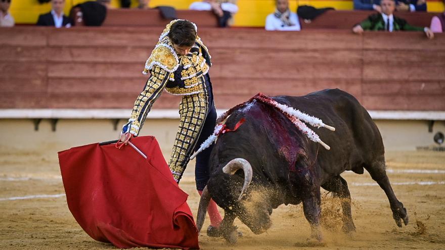Castella, a hombros en el cierre con una magnífica entrada por Morante