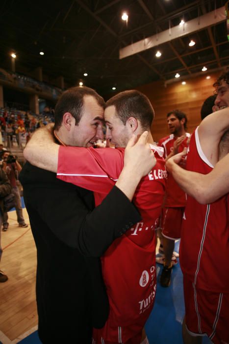 Fotos de la celebració de l'ascens a Huelva i del partit anterior al Nou Congost