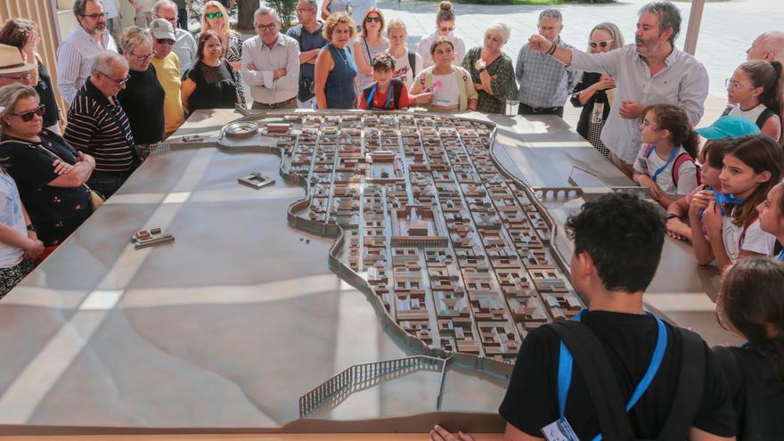 La plaza Margarita Xirgu de Mérida exhibe ya la maqueta de Augusta Emerita